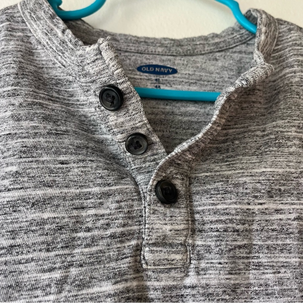🌼 5/$20 Old Navy Boys Heather Gray Henley Long Sleeve Shirt Size 4T Cotton Blend - Picture 6 of 8